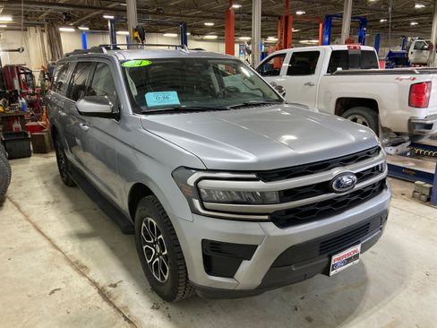 Used 2024 Ford Expedition Max XLT image 3