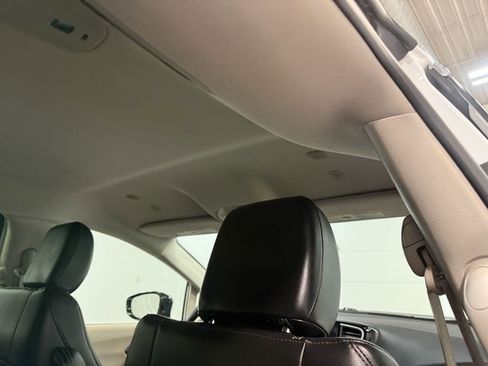 Used 2024 Chrysler Pacifica Touring-L image 17