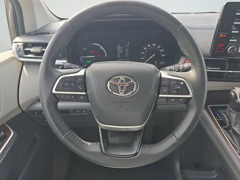 Used 2024 Toyota Sienna XLE FWD image 10