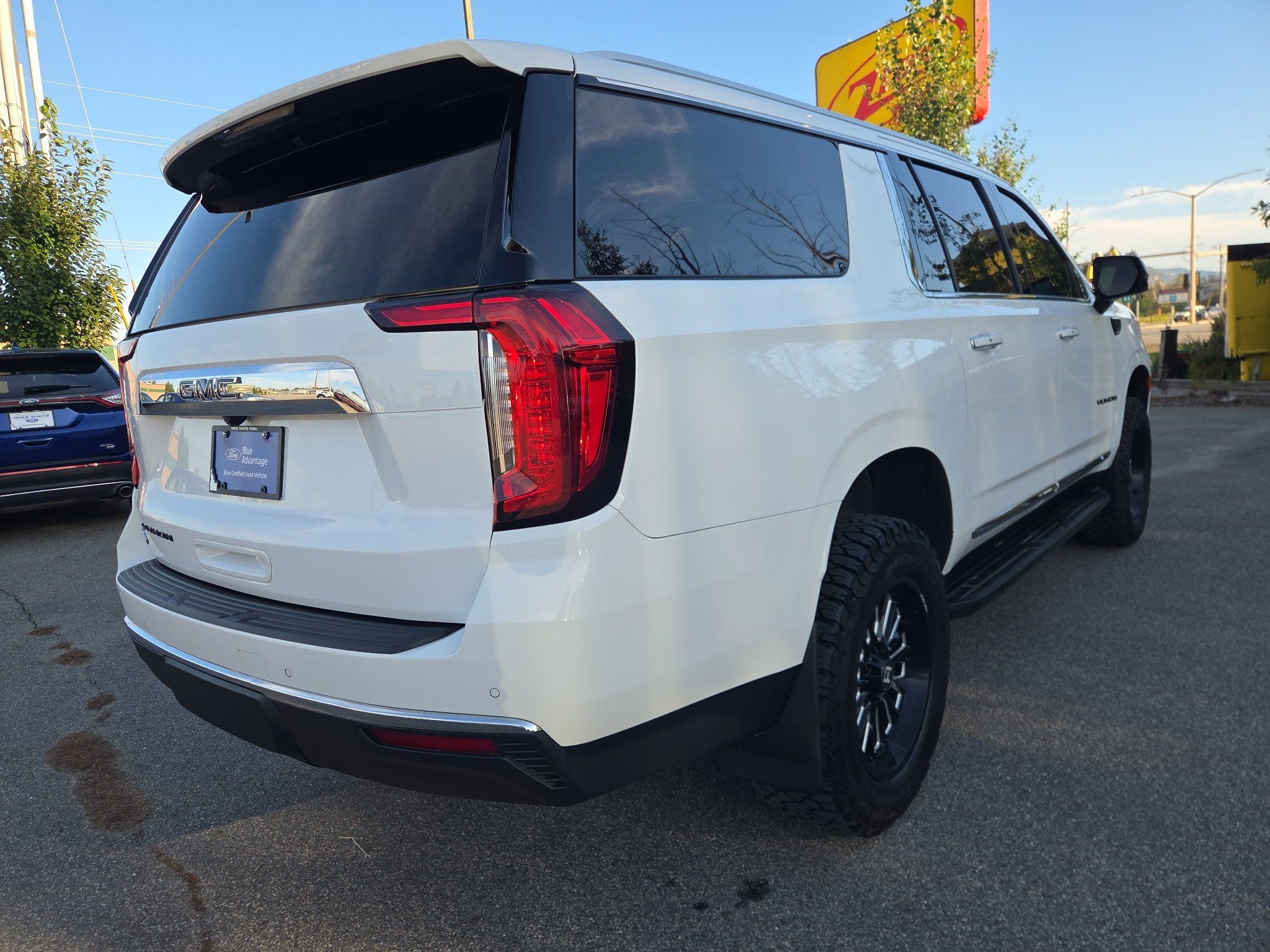 Used 2022 GMC Yukon XL SLT w/ SLT Luxury Package AWD/4WD image 8
