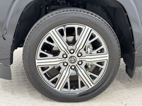 Used 2024 Toyota Sequoia Capstone AWD/4WD image 12