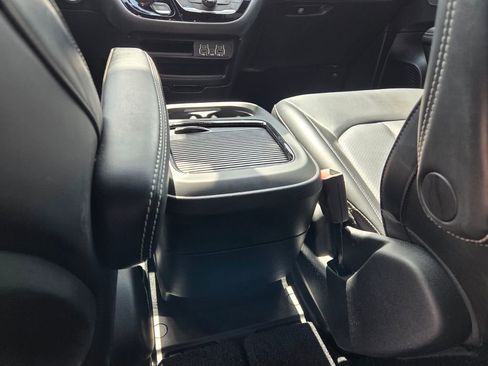 Used 2023 Chrysler Pacifica Touring-L w/ S Appearance Package image 8