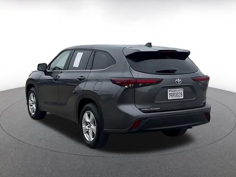 Used 2025 Toyota Highlander LE image 10