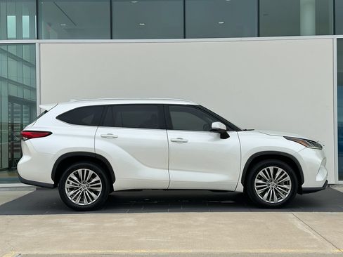 Used 2021 Toyota Highlander Platinum FWD image 3