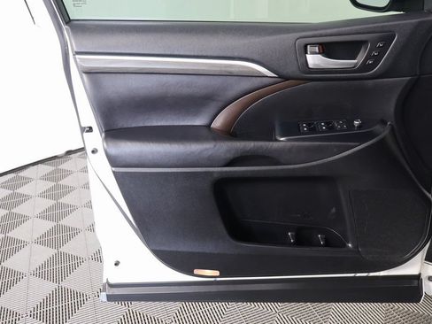 Used 2017 Toyota Highlander Limited w/ Carpet Mat Package AWD/4WD image 13