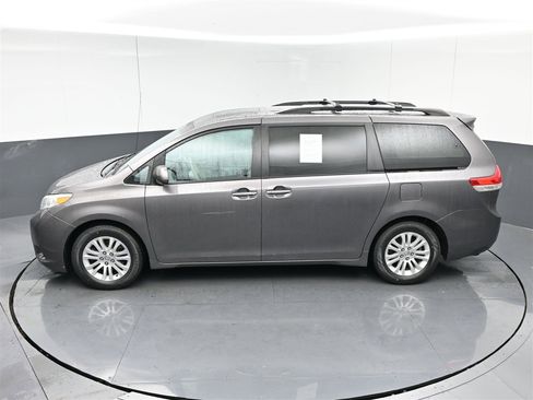 Used 2013 Toyota Sienna XLE image 16