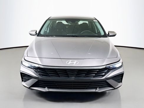 Used 2024 Hyundai Elantra SEL image 2