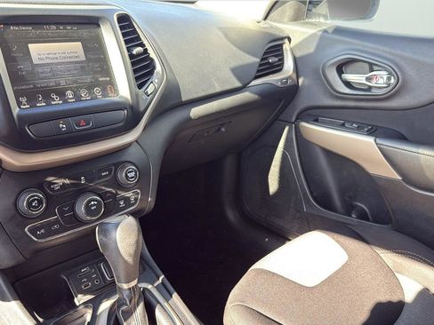 Used 2018 Jeep Cherokee Latitude image 20