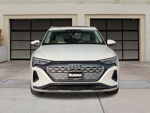 Used 2024 Audi Q8 e-tron Premium image 6