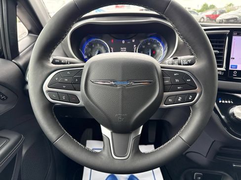 Used 2025 Chrysler Pacifica Select FWD image 13