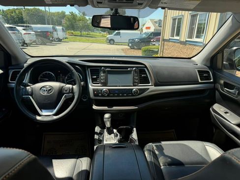Used 2015 Toyota Highlander XLE image 25