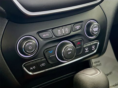 Used 2019 Jeep Cherokee Latitude w/ Cold Weather Group AWD/4WD image 9