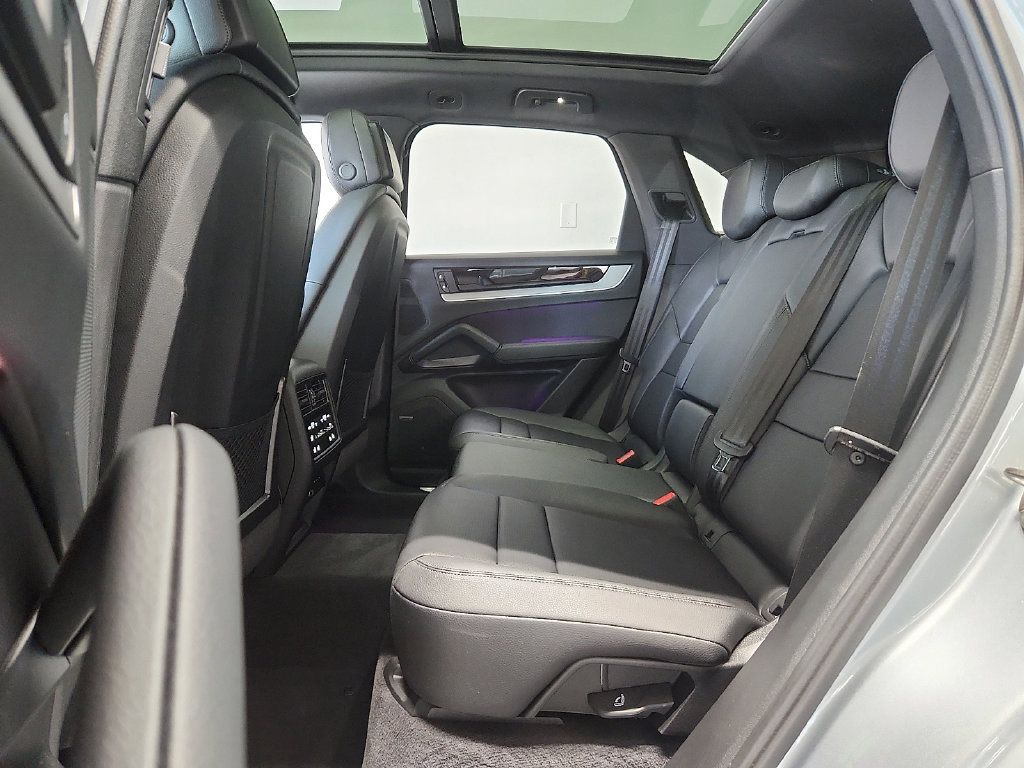 Certified 2025 Porsche Cayenne AWD/4WD image 11