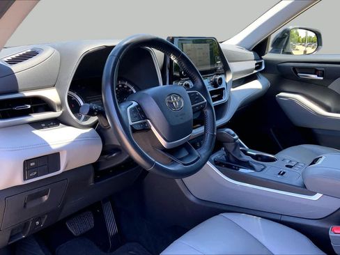 Used 2024 Toyota Highlander XLE FWD image 18