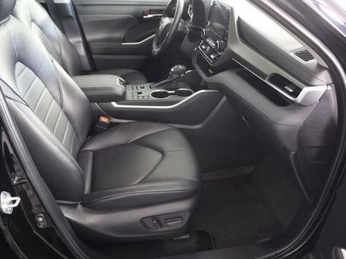 Used 2024 Toyota Highlander XLE AWD/4WD image 27