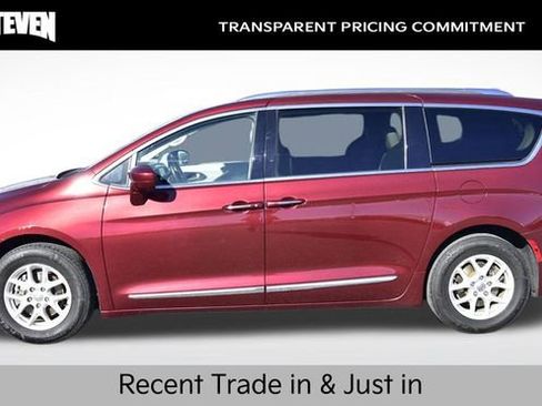 Used 2020 Chrysler Pacifica Touring-L image 2