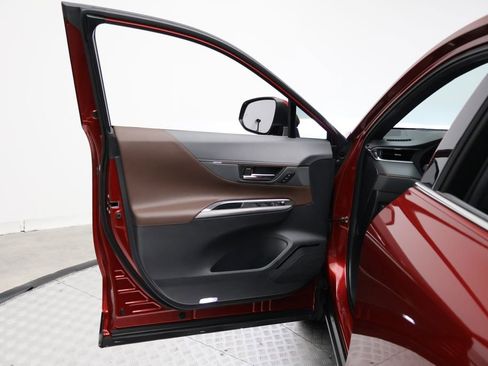 Used 2024 Toyota Venza Limited image 16