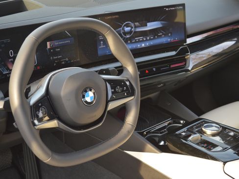 Used 2025 BMW 530i xDrive 530i xDrive w/ Premium Package image 23