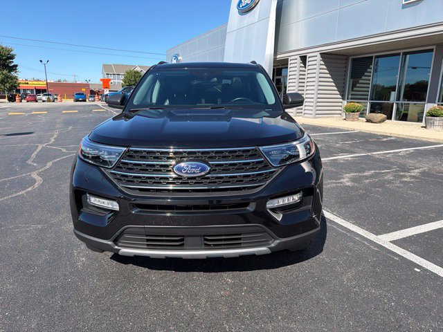 Used 2024 Ford Explorer XLT w/ Equipment Group 202A AWD/4WD image 3