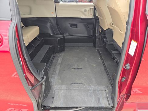 Used 2022 Toyota Sienna XLE w/ XLE Plus Package FWD image 26