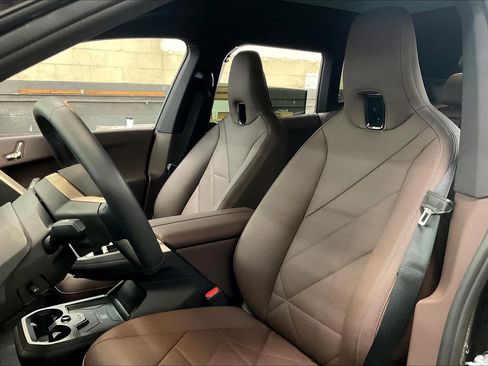 Used 2025 BMW iX xDrive50 image 29
