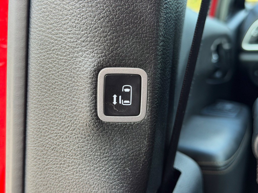 Used 2025 Chrysler Pacifica Select FWD image 17