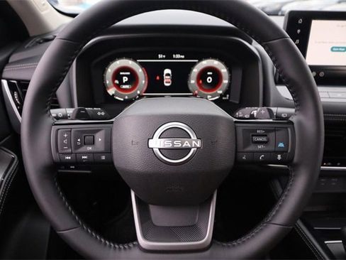 Certified 2025 Nissan Rogue Platinum image 17