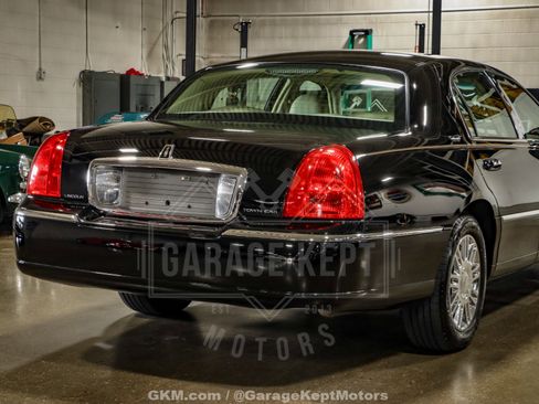 Used 2010 Lincoln Town Car Signature Limited image 47