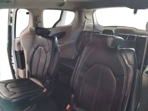 Used 2024 Chrysler Pacifica Touring-L image 22