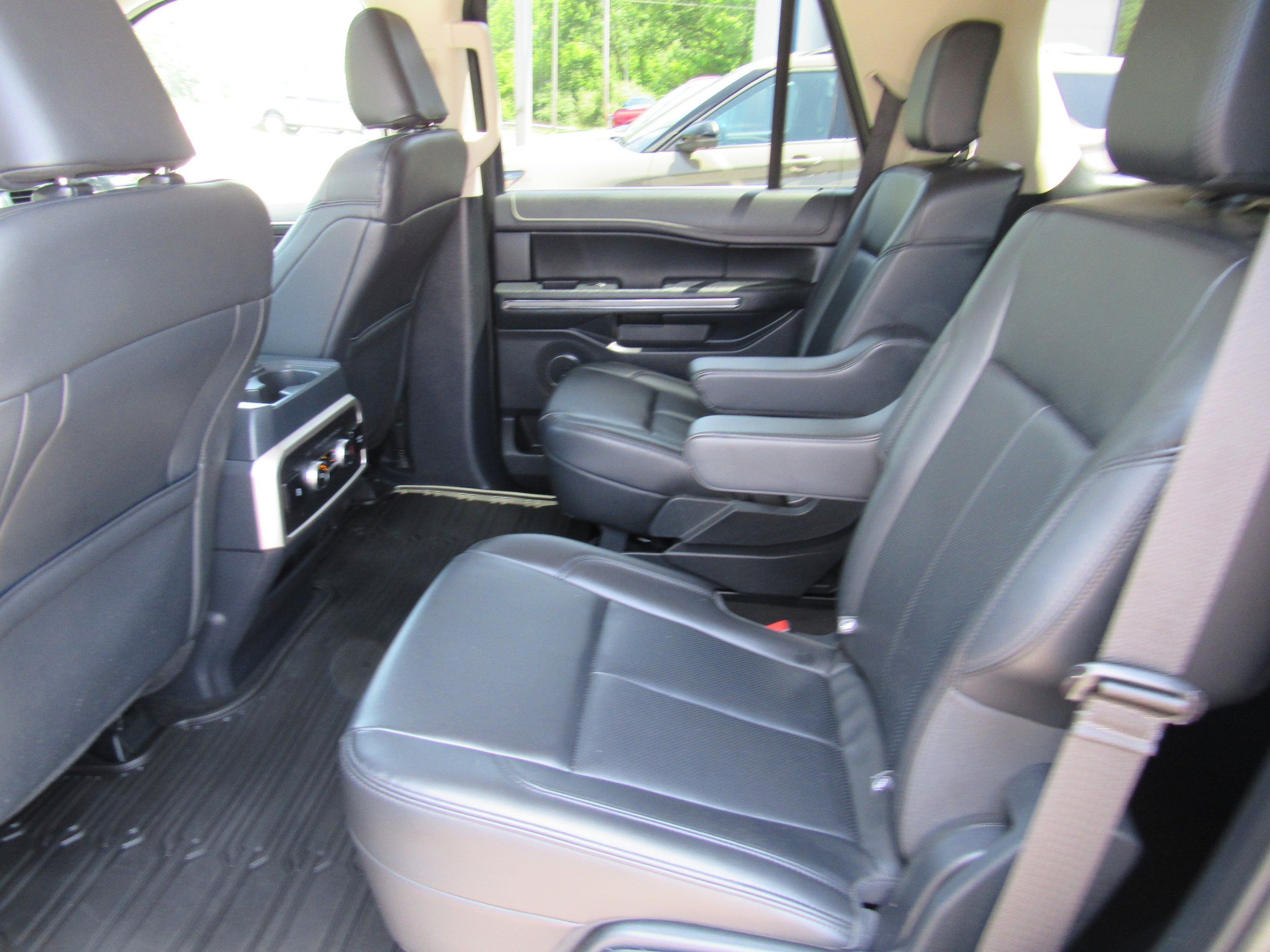 Used 2024 Ford Expedition XLT AWD/4WD image 30