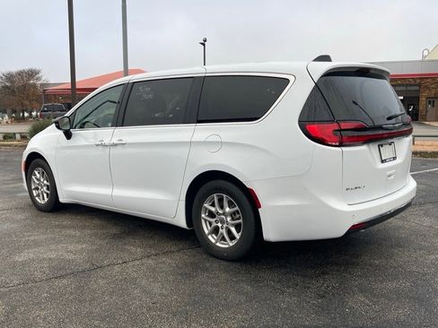 Used 2024 Chrysler Pacifica Touring-L image 7