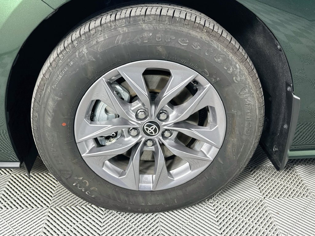 Used 2025 Toyota Sienna XLE AWD/4WD image 31