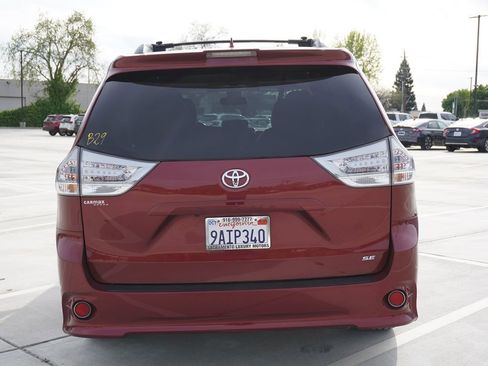 Used 2020 Toyota Sienna SE image 11