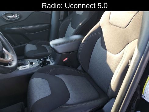 Used 2016 Jeep Cherokee Sport image 13