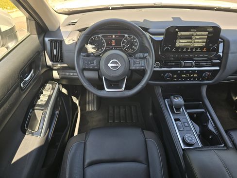 Used 2024 Nissan Pathfinder SL AWD/4WD image 13