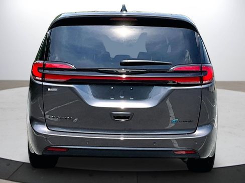 Used 2023 Chrysler Pacifica Limited w/ S Appearance Package FWD image 8
