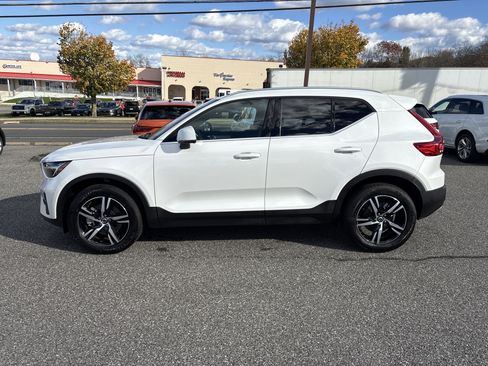 Certified 2025 Volvo XC40 B5 Core image 4
