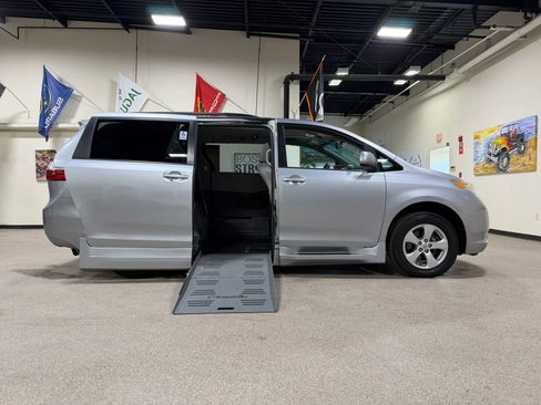 Used 2015 Toyota Sienna LE image 14