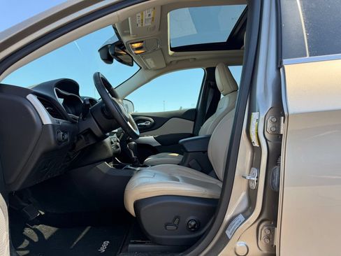 Used 2017 Jeep Cherokee Limited FWD image 5