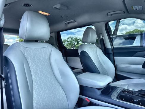 Certified 2025 Kia Carnival EX FWD image 27