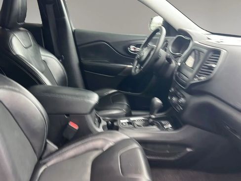 Used 2019 Jeep Cherokee Latitude Plus image 18