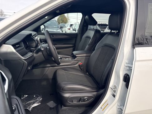 New 2025 Jeep Grand Cherokee Altitude image 16