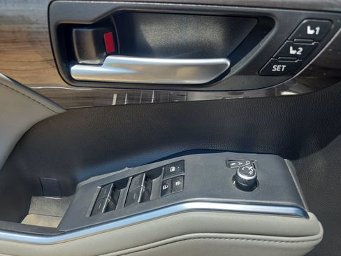 Used 2023 Toyota Highlander Limited FWD image 29