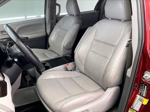 Used 2017 Toyota Sienna XLE Premium w/ Cargo Management Package FWD image 18