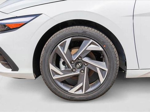 New 2025 Hyundai Elantra SEL image 9