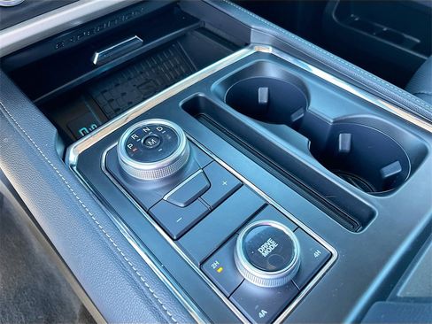 Used 2024 Ford Expedition XLT image 17