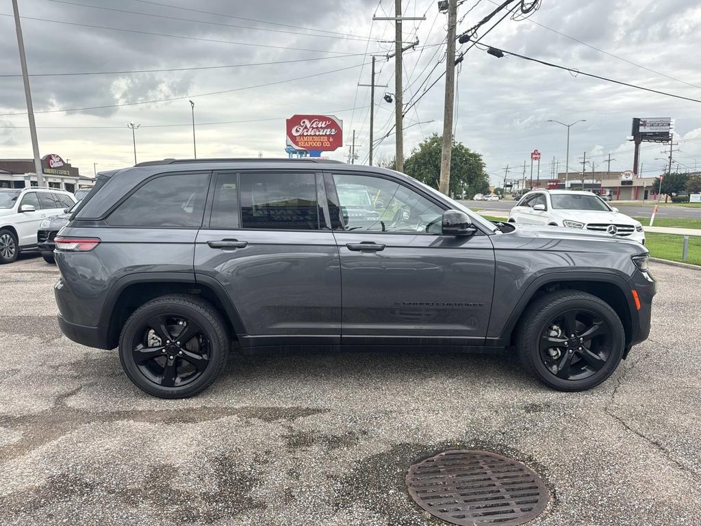 Used 2022 Jeep Grand Cherokee Altitude AWD/4WD image 9