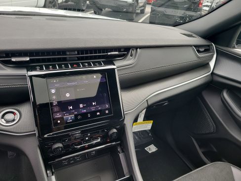 New 2025 Jeep Grand Cherokee Altitude image 16