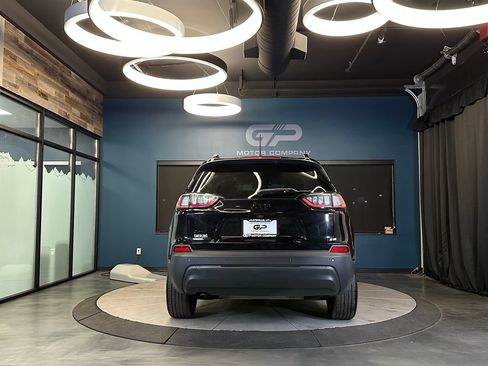 Used 2019 Jeep Cherokee Latitude Plus AWD/4WD image 4
