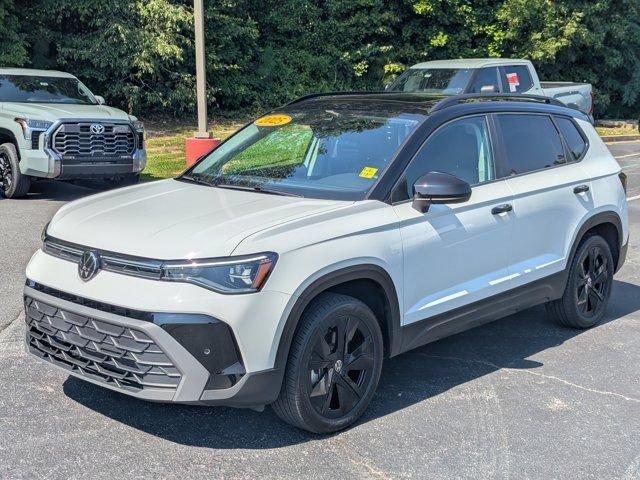 Used 2025 Volkswagen Taos SE FWD image 3